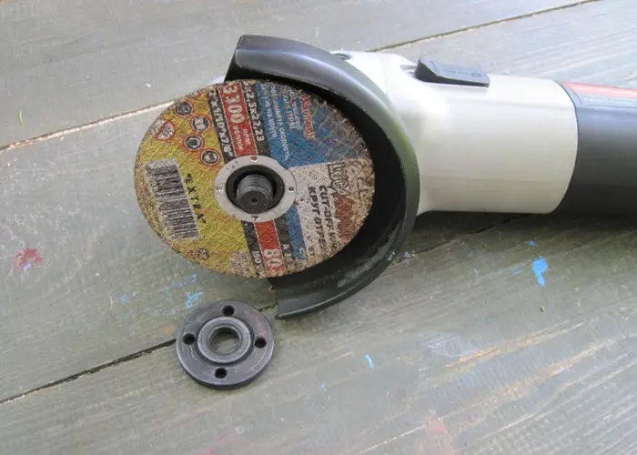 remove the disc from the angle grinder