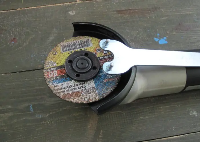 Remove the Angle Grinder disc with factory keys