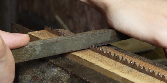 Leveling hand saw tooth evenly